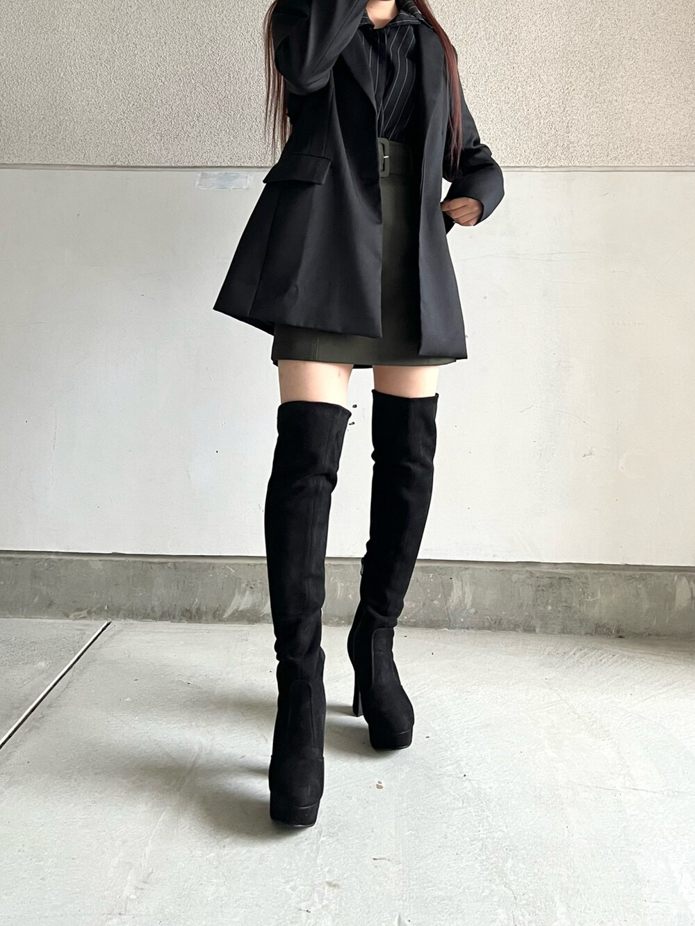 「服とコスメでなりたい自分に、今日のコーデ、休日スタイル、ブーツ、ジャケット、テーラードジャケット、ミニスカート、シャツスタイル、ロングブーツ、ワントーンコーデ、スカートスタイル、モード、きれいめカジュアル、キレイめ、韓国ファッション」｜「H&Mのアイテム（スカート、グリーン系）」を使った、skmtmloさん（レディース・159cm）の冬コーディネートの4枚目の写真
