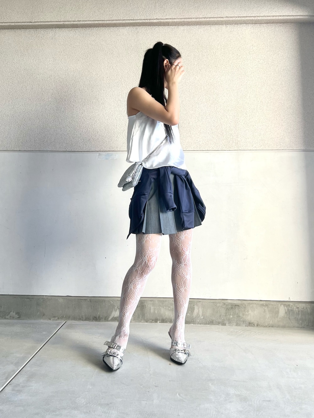 ブルー系のジャージ、グレー系のスカート、ホワイト系のキャミソールを着用したレディースの夏コーディネートの4枚目の写真