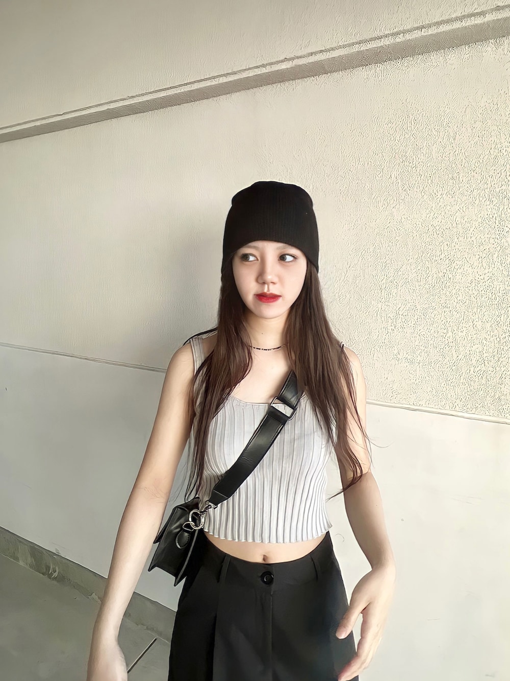 「夏のコスメと服、夏コーデ、ニット帽、ノースリーブ、ハーフパンツ、ストリート、モード、韓国ファッション、サマーニット、厚底シューズ、タンクトップ、モノトーン、モードストリート、ショートパンツ、メンズライク」｜「Dr. MartensのAIRWAIR JADON MAX 8 EYE BOOT 25566001 BLACK（ブーツ、ブラック系）」を使った、skmtmloさん（レディース・159cm）の夏コーディネートの3枚目の写真