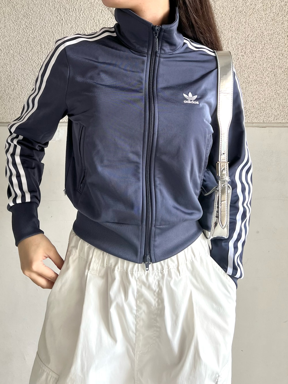 ホワイト系のその他パンツ、ブルー系のジャージ、ホワイト系のサンダルを着用したレディースの夏コーディネートの3枚目の写真