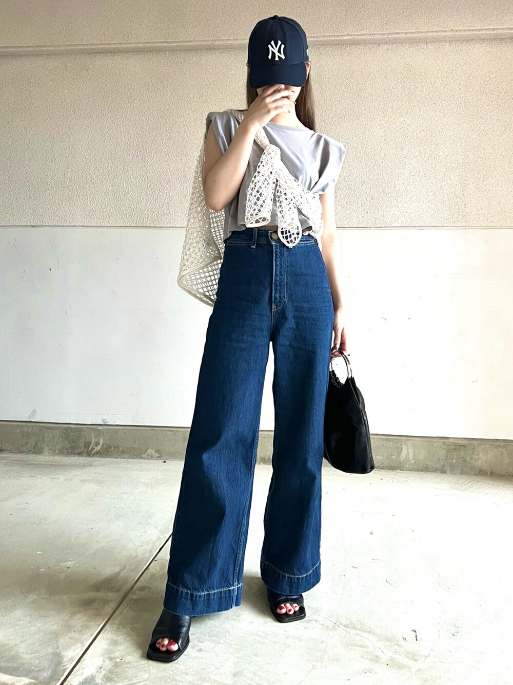 ブルー系のデニムパンツ、ホワイト系のTシャツ/カットソー、グレー系のTシャツ/カットソーを着用したレディースの夏コーディネートの2枚目の写真