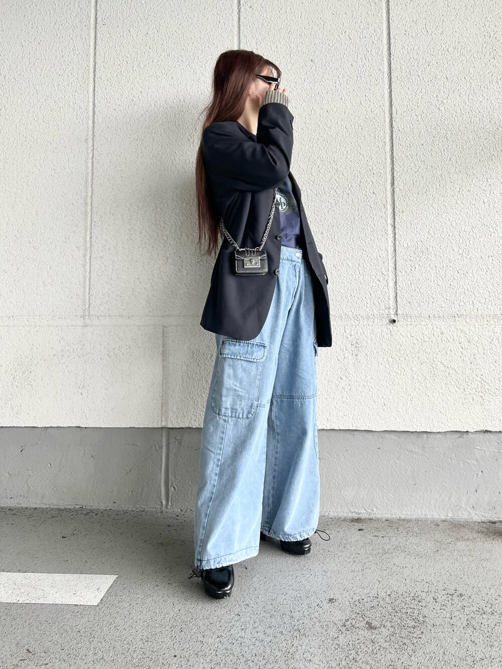 ブルー系のカーゴパンツ、ブルー系のTシャツ/カットソー、ブラック系のブーツを着用したレディースの冬コーディネートの5枚目の写真