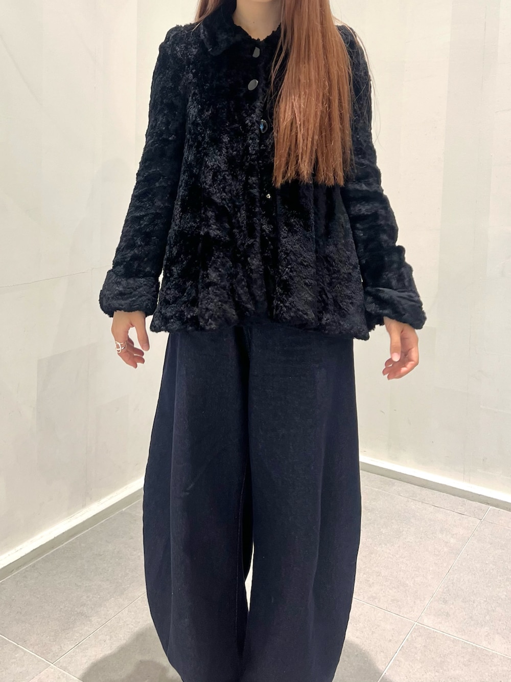 ブルー系のデニムパンツ、ブラック系のその他シューズ、ブラック系のジャケット/アウターを着用したレディースの冬コーディネートの2枚目の写真