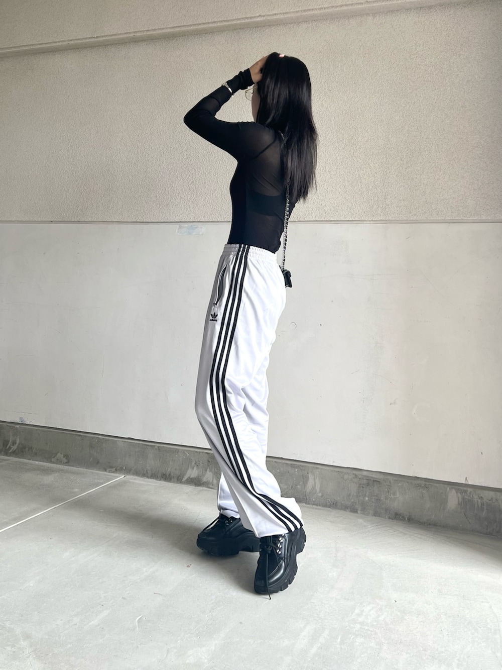 「秋服まるっと大公開、トラックパンツ、adidas、タートルネック、シアートップス、モード、モノトーン、シルバー、スポーツミックス、スニーカー、ショルダーバッグ、ミニバッグ、韓国ファッション、ジャージ、秋コーデ」｜「adidasのアディカラー クラシックス ハイシャイン ストレートレッグ トラックパンツ / アディダスオリジナルス（スウェットパンツ、シルバー系）」を使った、skmtmloさん（レディース・159cm）の秋コーディネートの3枚目の写真
