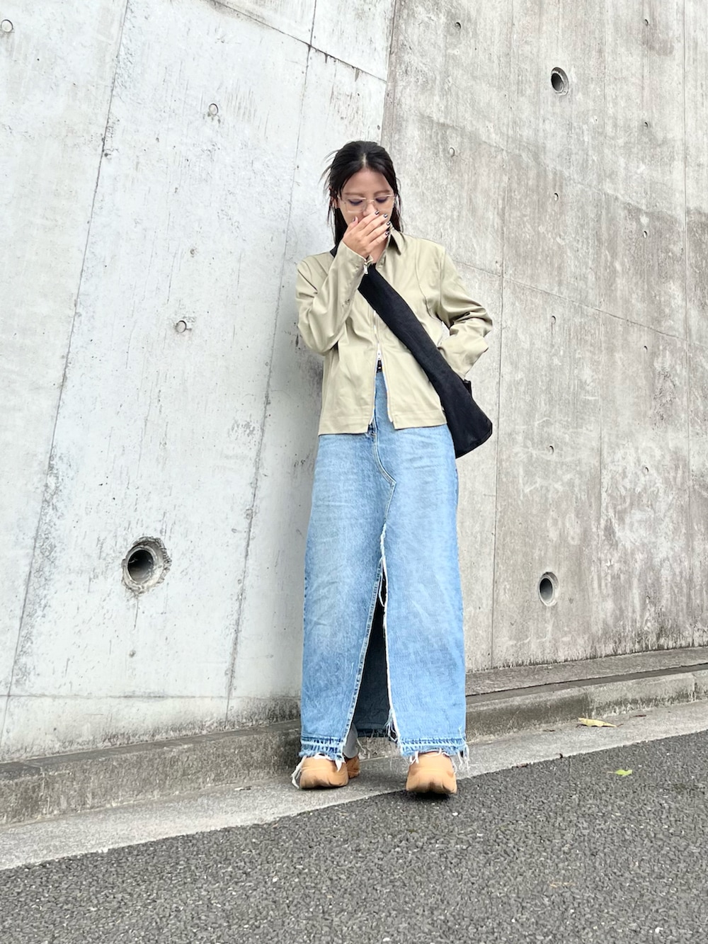 「いまどきジャケット写真、春コーデ、カジュアル、古着MIX、ジャケット、シンプル、古着、デニム、デニムスカート、ロングスカート、スカートスタイル、韓国ファッション、ストリート、ストリートMIX、カジュアルコーデ」｜「LSMRのLSMR レスモア レディース 厚底スニーカー 122220（スニーカー、イエロー系）」を使った、skmtmloさん（レディース・159cm）の春コーディネートの4枚目の写真