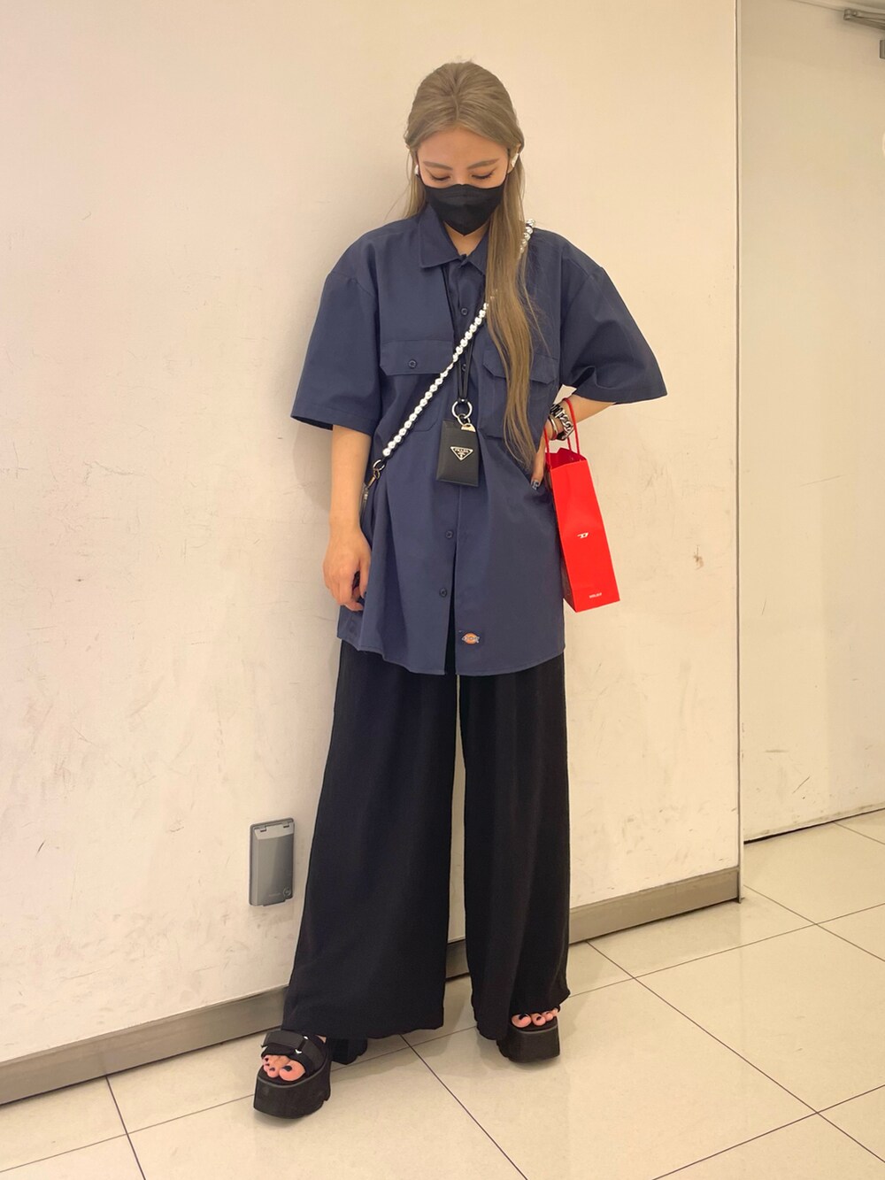 ブルー系のシャツ/ブラウス、ブラック系のその他パンツ、ブラック系のサンダルを着用したレディースの夏コーディネートの3枚目の写真