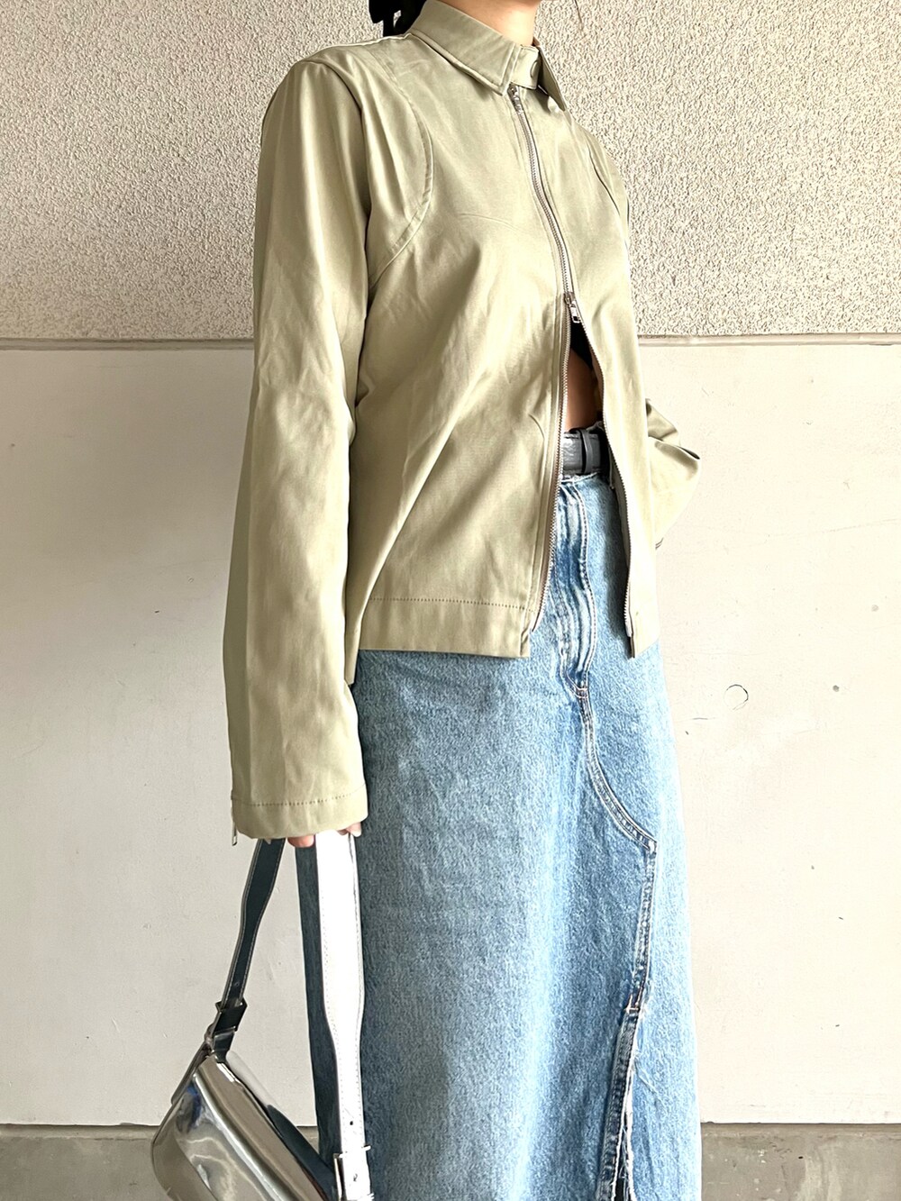 「春服、カジュアル、休日コーデ、シンプル、ストリート、ストリートMIX、韓国ファッション、春コーデ、プチプラ、ロングスカート、デニムスカート、スカートスタイル、スニーカー、カーキ、大人カジュアル」｜「ZARAのアイテム（スカート、ブルー系）」を使った、skmtmloさん（レディース・159cm）の春コーディネートの2枚目の写真