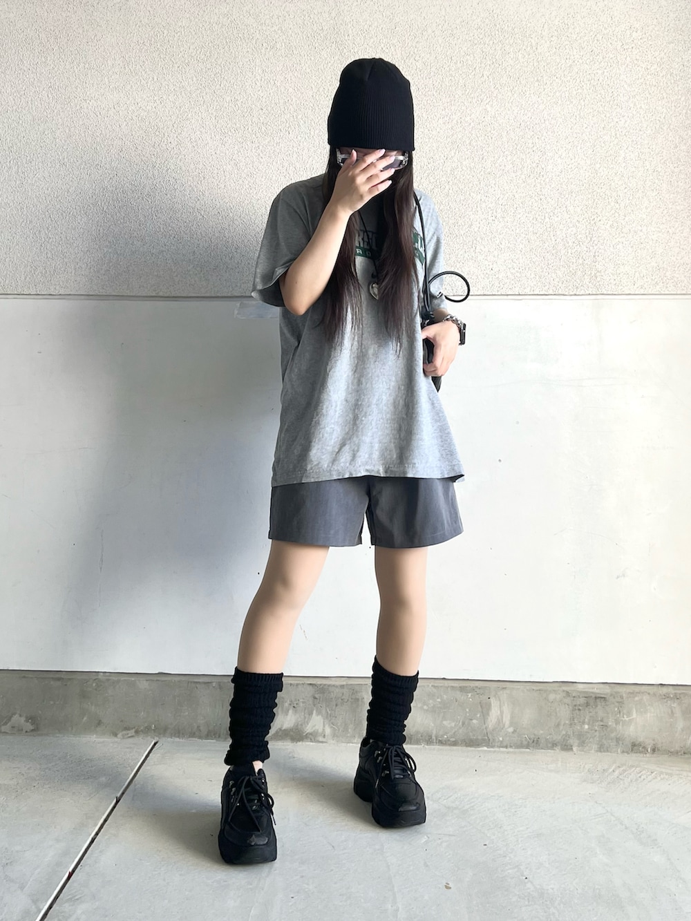 「このスタイルがお気に入り、今日のコスメと服、夏だ！Tシャツ着よう！、ビッグT、オーバーサイズ、ショートパンツ、ニット帽、レッグウォーマー、ビーニー、ストリート、ゆるコーデ、夏コーデ、ロゴT、古着MIX、メンズライク」｜「SpRayの【WEB限定】厚底スニーカー（スニーカー、ブラック系）」を使った、skmtmloさん（レディース・159cm）の夏コーディネートの5枚目の写真