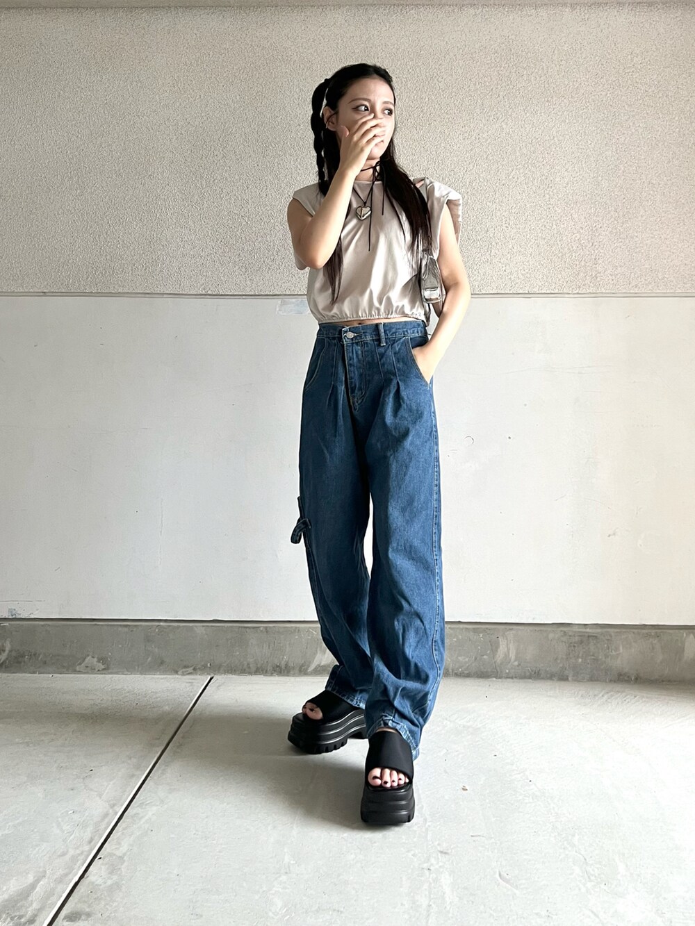 「夏のコスメと服、初夏コーデ、WEARyouthコーデ、タンクトップ、デニム、ジーンズ、韓国ファッション、厚底サンダル、サテン、チョーカー、夏コーデ、ストリート、大人カジュアル、プチプラ、フェスコーデ」｜「neosの【neos -addictive design-】ルーズシルエット バルーン デニム ペインター ワイドパンツ（デニムパンツ、ブルー系）」を使った、skmtmloさん（レディース・159cm）の春コーディネートの4枚目の写真