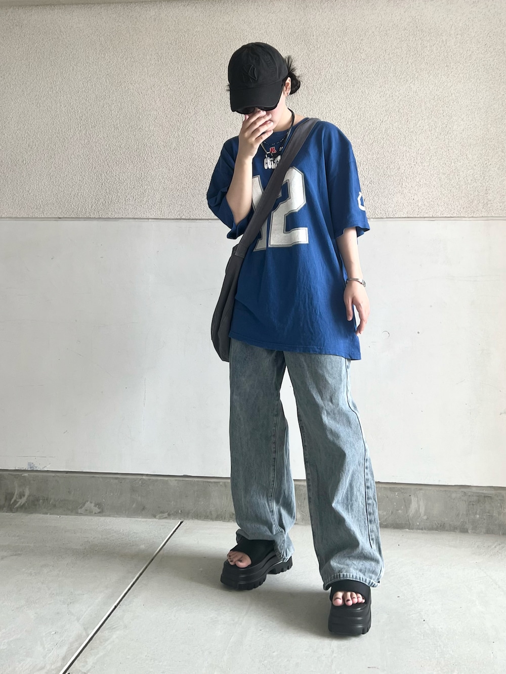 ブルー系のTシャツ/カットソー、ブルー系のデニムパンツ、ブラック系のサンダルを着用したレディースの夏コーディネートの5枚目の写真