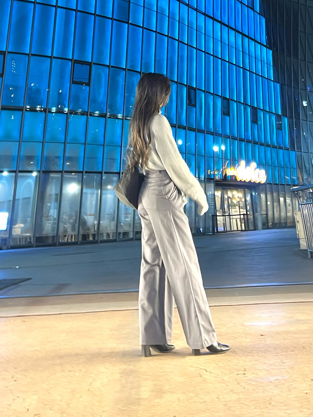 「秋冬コーデ、ニット、セーター、オトナカジュアル、カジュアルコーデ、シンプル、ワントーンコーデ、グレー、シンプルコーデ、ラフ、ゆるコーデ、パンツスタイル、古着、ブーツ、冬コーデ」｜「VINTAGEのアイテム（バッグ、ブラック系）」を使った、skmtmloさん（レディース・159cm）の秋コーディネートの3枚目の写真