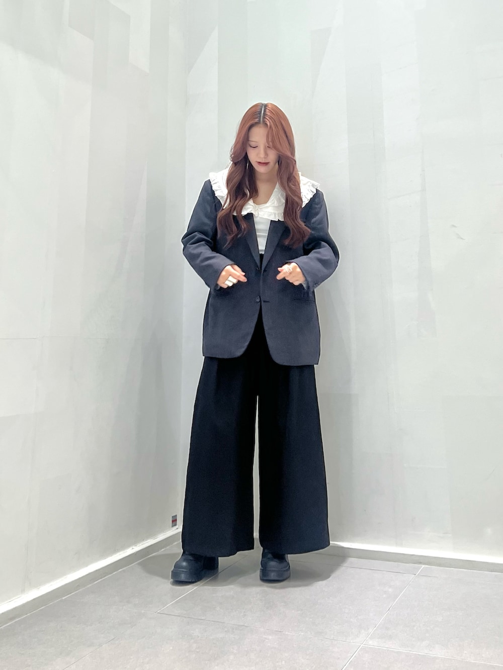 ブラック系のその他シューズ、ホワイト系のトップス、グレー系のジャケット/アウターを着用したレディースの冬コーディネートの4枚目の写真