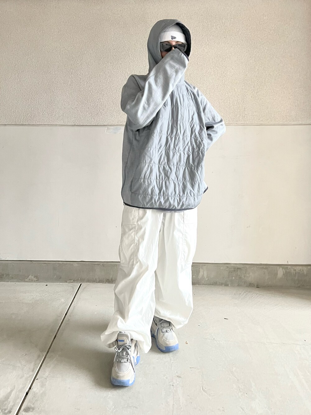 グレー系のジャケット/アウター、ホワイト系のその他パンツ、グレー系のスニーカーを着用したレディースの冬コーディネートの4枚目の写真