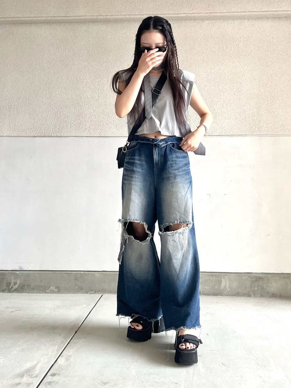 ブラック系のサンダル、グレー系のTシャツ/カットソー、ブルー系のデニムパンツを着用したレディースの夏コーディネートの5枚目の写真