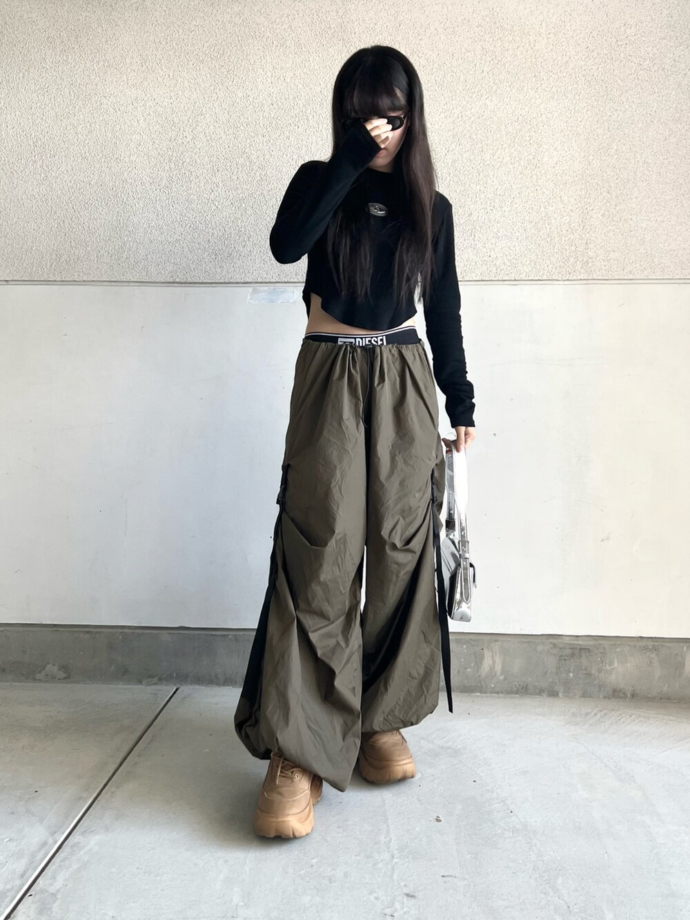 「お出かけコーデ日記、大人カジュアル、ストリート、ストリートMIX、カーキ、カーゴパンツ、ミリタリー、スポーツミックス、シンプル、ワイドパンツ、ロンT、韓国ファッション、ゆるコーデ、休日スタイル、リラックススタイル」｜「LSMRのLSMR レスモア レディース 厚底スニーカー 122220（スニーカー、イエロー系）」を使った、skmtmloさん（レディース・159cm）の春コーディネートの5枚目の写真