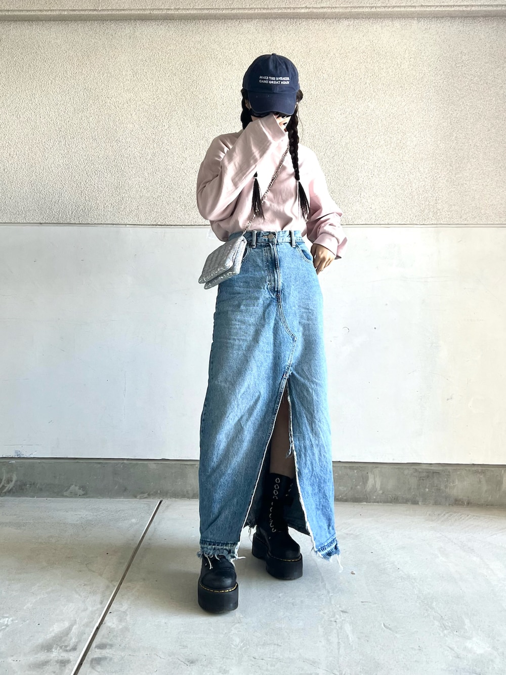 「今日のコスメと服、キャップ、ピンクメイク、カラーコーデ、春コーデ、おでかけコーデ、ロングスカート、デニムスカート、ロンT、ストリートMIX、スポーツミックス、Dr.Martens、シンプル、きれいめカジュアル、ショルダーバッグ」｜「Dr. MartensのAIRWAIR JADON MAX 8 EYE BOOT 25566001 BLACK（ブーツ、ブラック系）」を使った、skmtmloさん（レディース・159cm）の春コーディネートの4枚目の写真