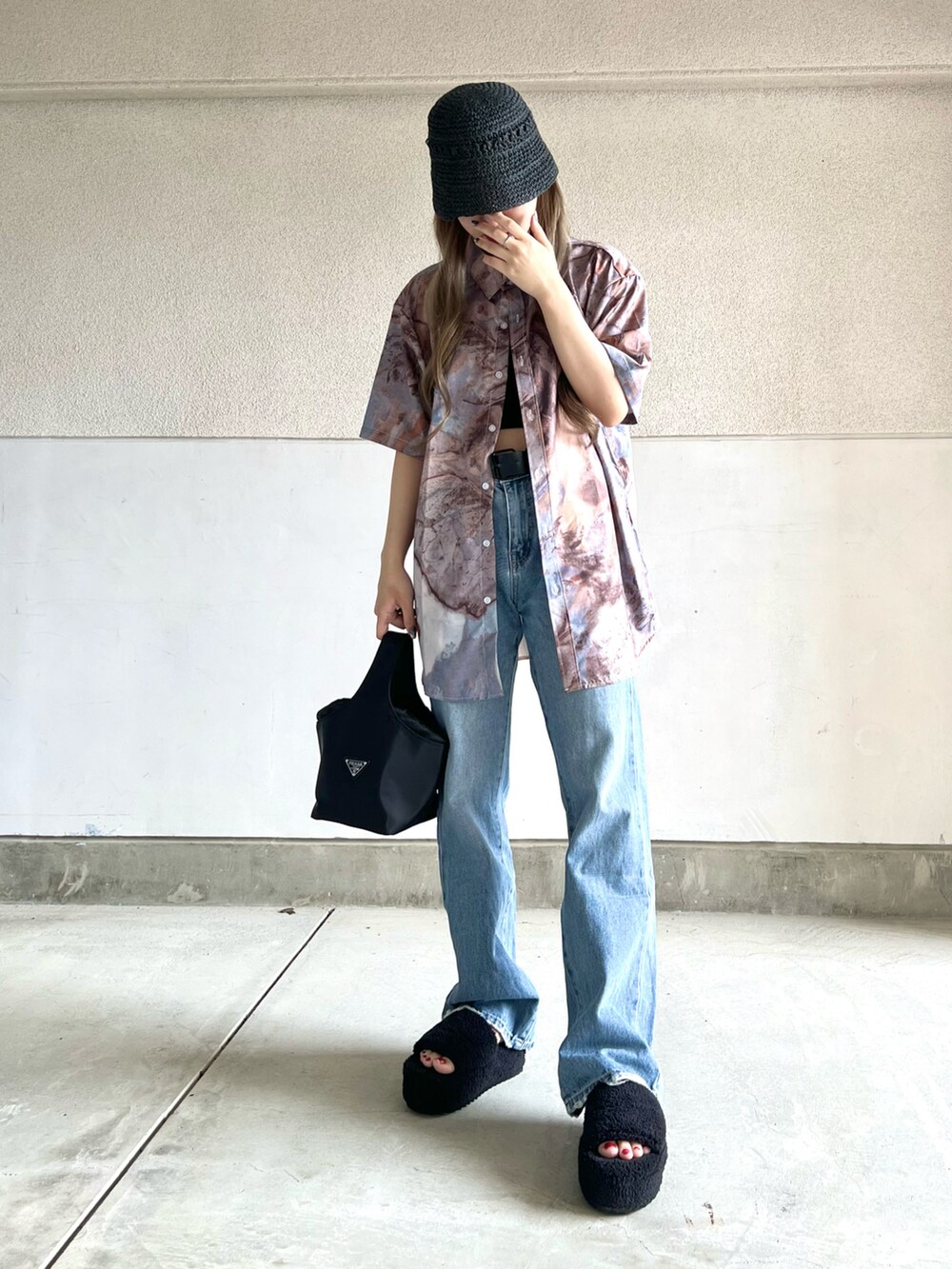 ブルー系のデニムパンツ、ブラック系のシューズ、ブルー系のシャツ/ブラウスを着用したレディースの夏コーディネートの5枚目の写真