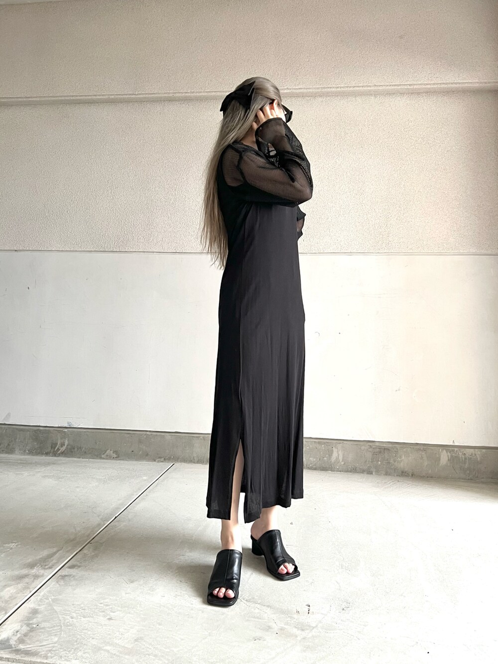 ブラック系のワンピース、ブラック系のサンダル、ブラック系のトップスを着用したレディースの夏コーディネートの2枚目の写真