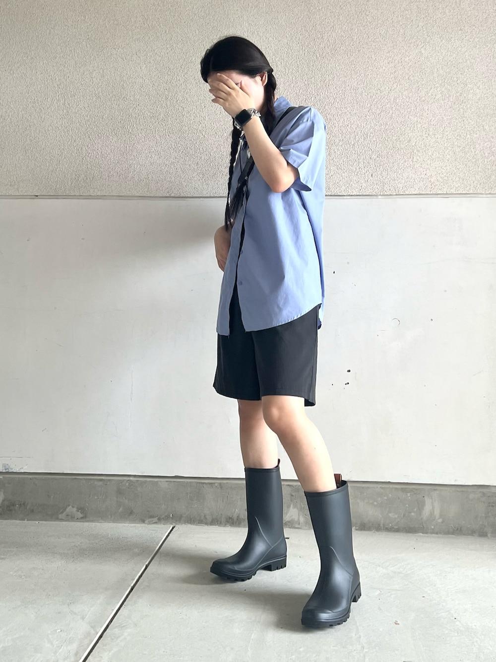 ブラック系のレインシューズ、ブラック系のキャミソール、ブラック系のパンツを着用したレディースの夏コーディネートの4枚目の写真