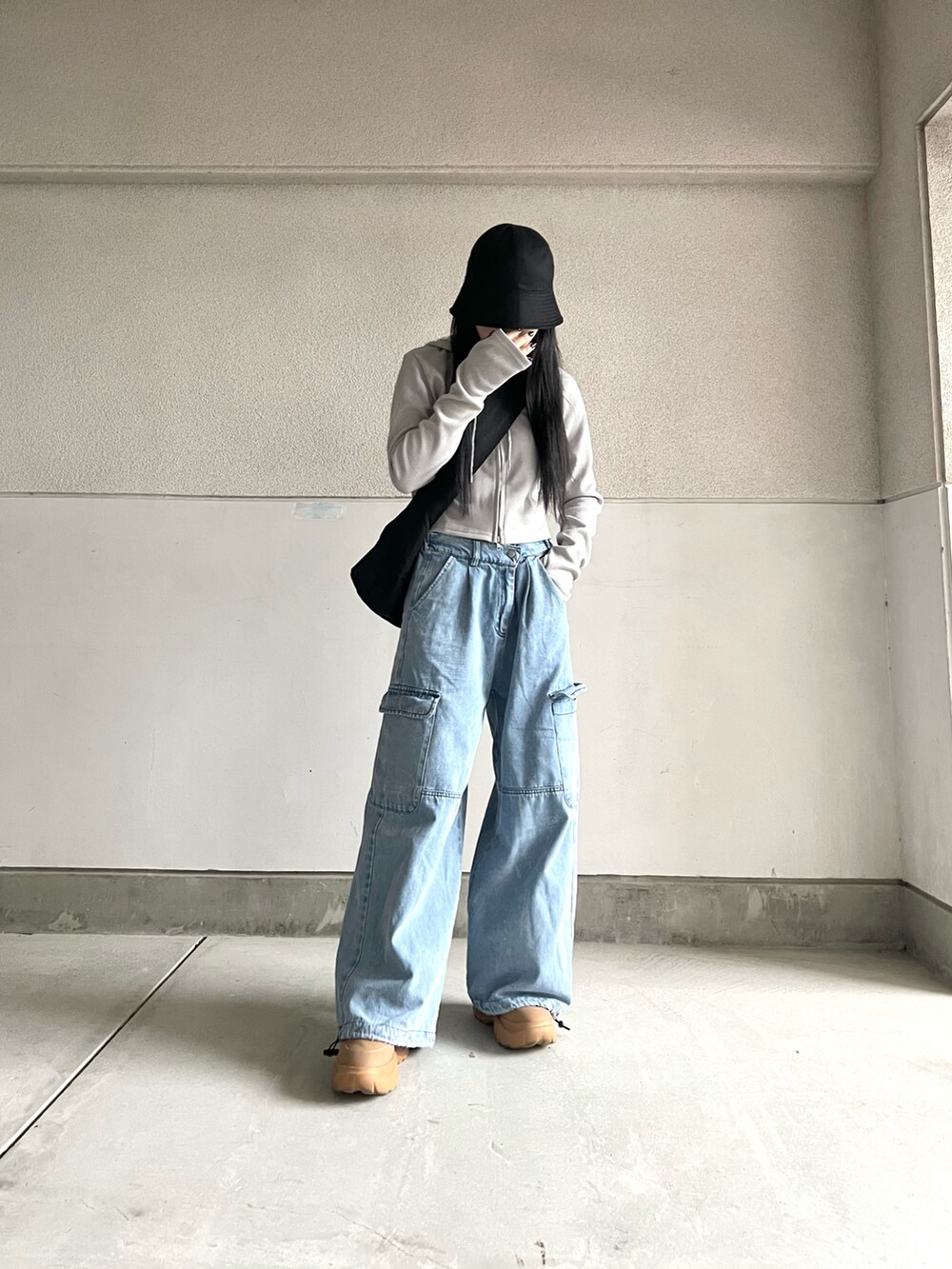 「大人カジュアル、シンプル、プチプラ、カーゴパンツ、デニム、パーカー、バケットハット、シンプルコーデ、スニーカー、ハット、ストリート、スポーツミックス、ビッグシルエット、ストリートMIX、デニムパンツ」｜「LSMRのLSMR レスモア レディース 厚底スニーカー 122220（スニーカー、イエロー系）」を使った、skmtmloさん（レディース・159cm）の春コーディネートの3枚目の写真