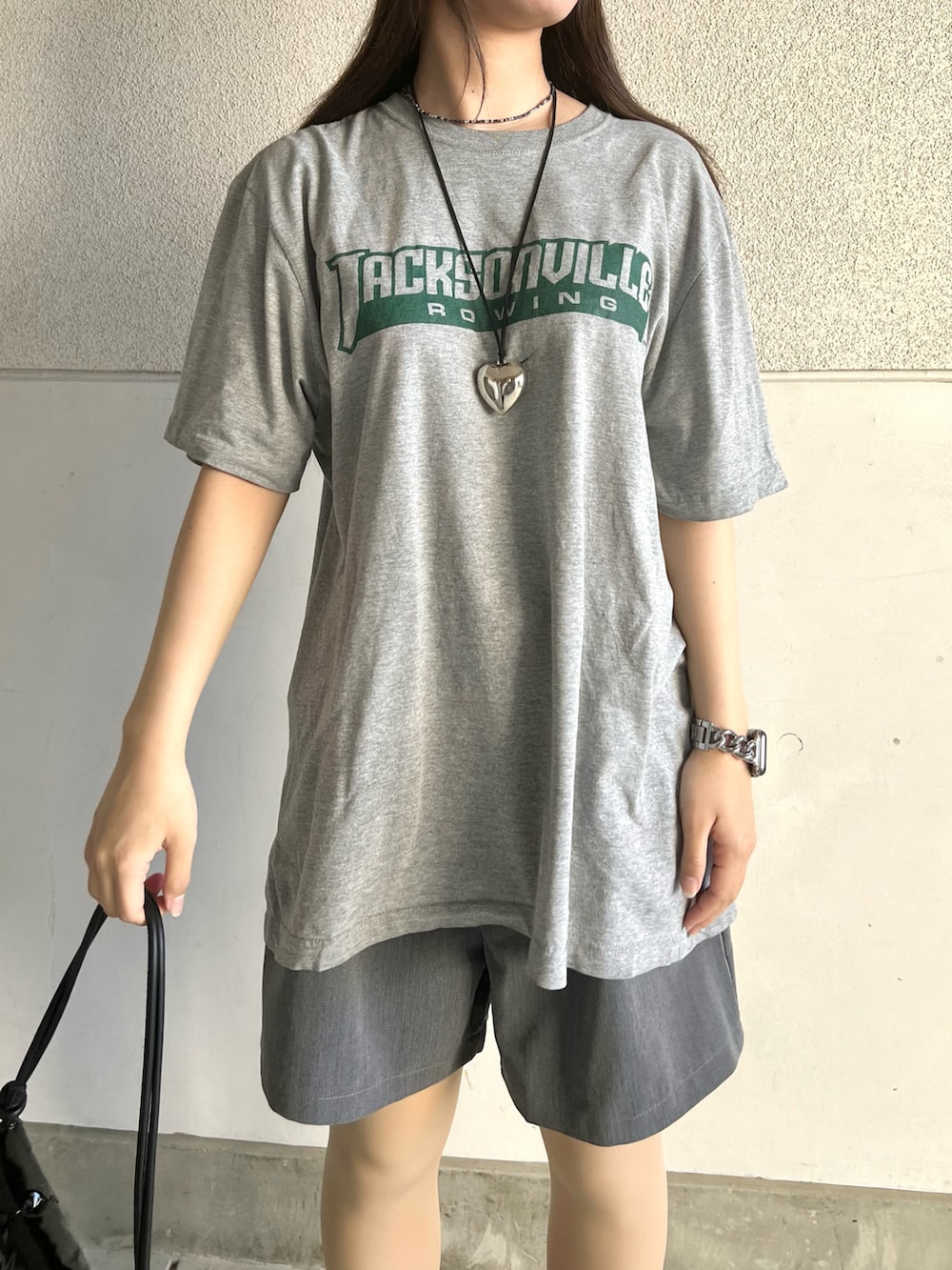 「このスタイルがお気に入り、今日のコスメと服、夏だ！Tシャツ着よう！、ビッグT、オーバーサイズ、ショートパンツ、ニット帽、レッグウォーマー、ビーニー、ストリート、ゆるコーデ、夏コーデ、ロゴT、古着MIX、メンズライク」｜「SpRayの【WEB限定】厚底スニーカー（スニーカー、ブラック系）」を使った、skmtmloさん（レディース・159cm）の夏コーディネートの4枚目の写真