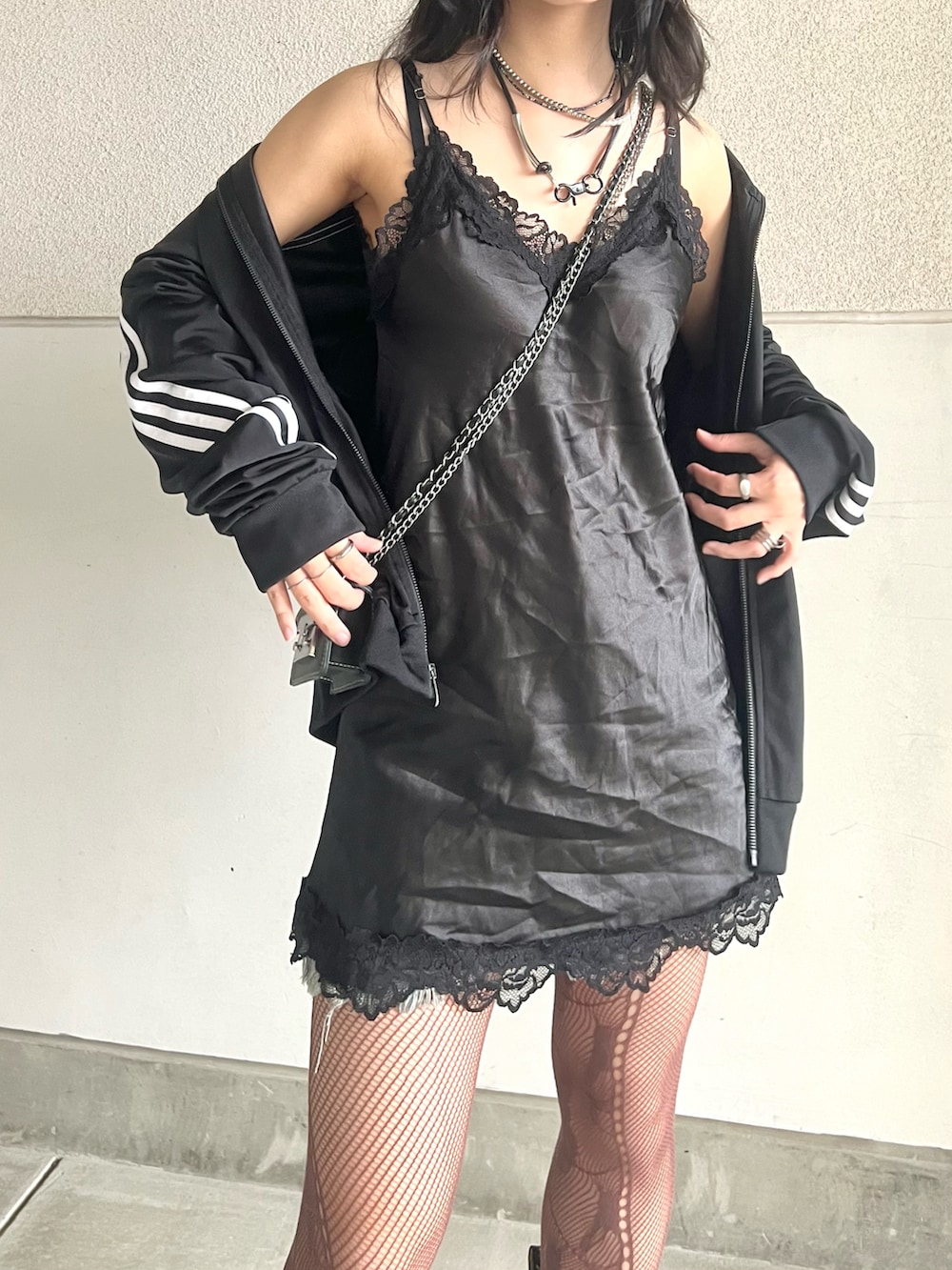 「夏コーデ、オールブラック、ワントーン、古着MIX、ストリート、サテンワンピース、レース、レースタイツ、プチプラ、ジャージ、ミックススタイル、ロック、モード、y2k、ワンピース」｜「Dr. MartensのAIRWAIR JADON MAX 8 EYE BOOT 25566001 BLACK（ブーツ、ブラック系）」を使った、skmtmloさん（レディース・159cm）の夏コーディネートの2枚目の写真