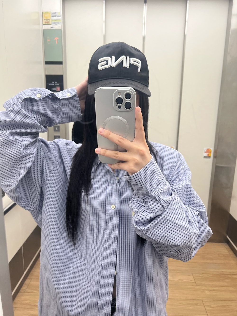 「韓国ファッション、休日スタイル、きれいめカジュアル、シンプルスタイル、夏、シャツスタイル、Yシャツ、チェックシャツ、古着MIX、厚底シューズ、ハーフパンツ、デニム、古着、ストリート、キャップ」｜「Dr. MartensのAIRWAIR JADON MAX 8 EYE BOOT 25566001 BLACK（ブーツ、ブラック系）」を使った、skmtmloさん（レディース・159cm）の夏コーディネートの4枚目の写真