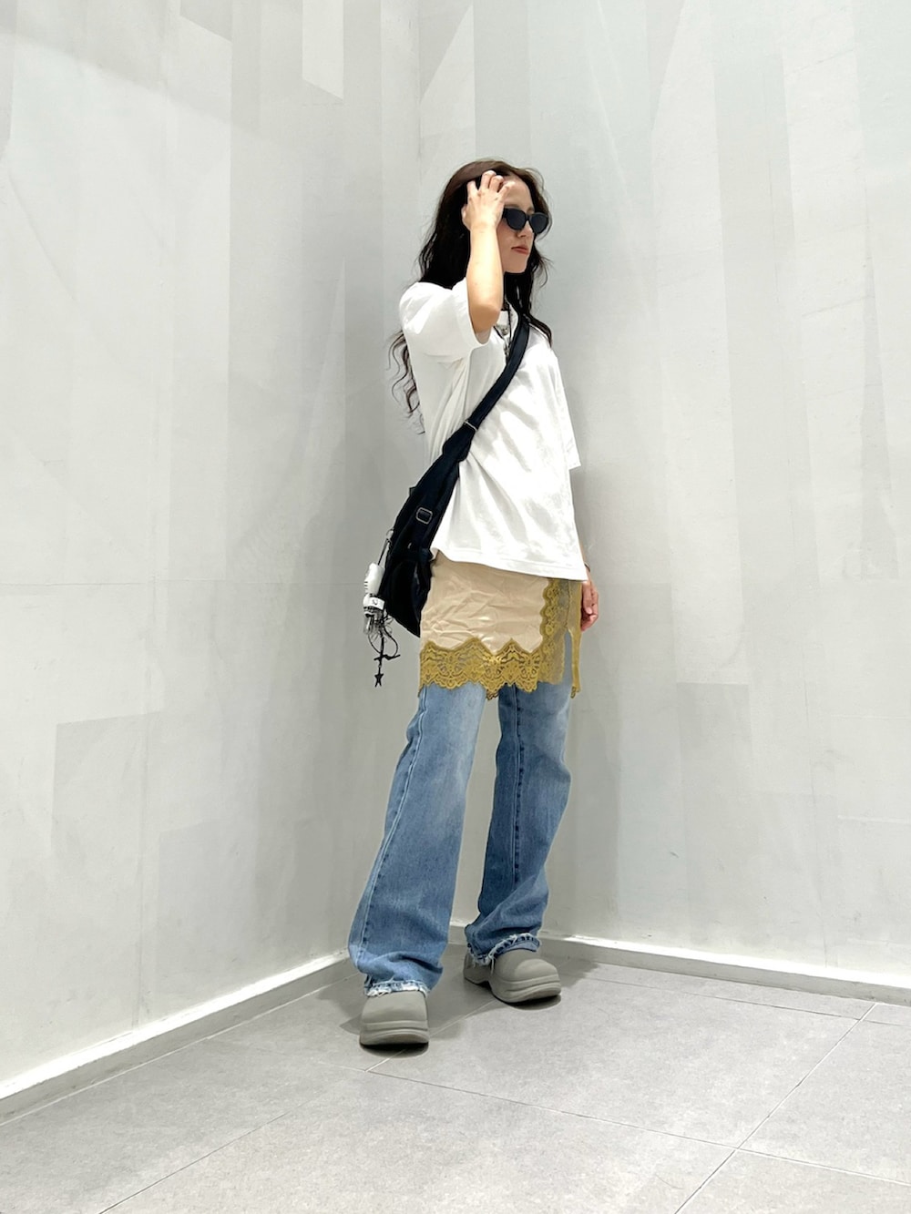 「秋服準備はじめました、古着MIX、お出かけコーデ、大人かわいい、レース、スカート、スカートパンツ、デニム、デニムパンツ、白Tシャツ、Tシャツ、レイヤードスタイル、ストリート、カジュアル、ショルダーバッグ」｜「Naughty dogの【Naughty Dog】ストレートフレアデニム（デニムパンツ、ブルー系）」を使った、skmtmloさん（レディース・159cm）の夏コーディネートの5枚目の写真