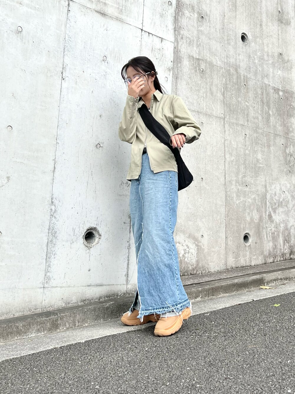 「いまどきジャケット写真、春コーデ、カジュアル、古着MIX、ジャケット、シンプル、古着、デニム、デニムスカート、ロングスカート、スカートスタイル、韓国ファッション、ストリート、ストリートMIX、カジュアルコーデ」｜「LSMRのLSMR レスモア レディース 厚底スニーカー 122220（スニーカー、イエロー系）」を使った、skmtmloさん（レディース・159cm）の春コーディネートの3枚目の写真