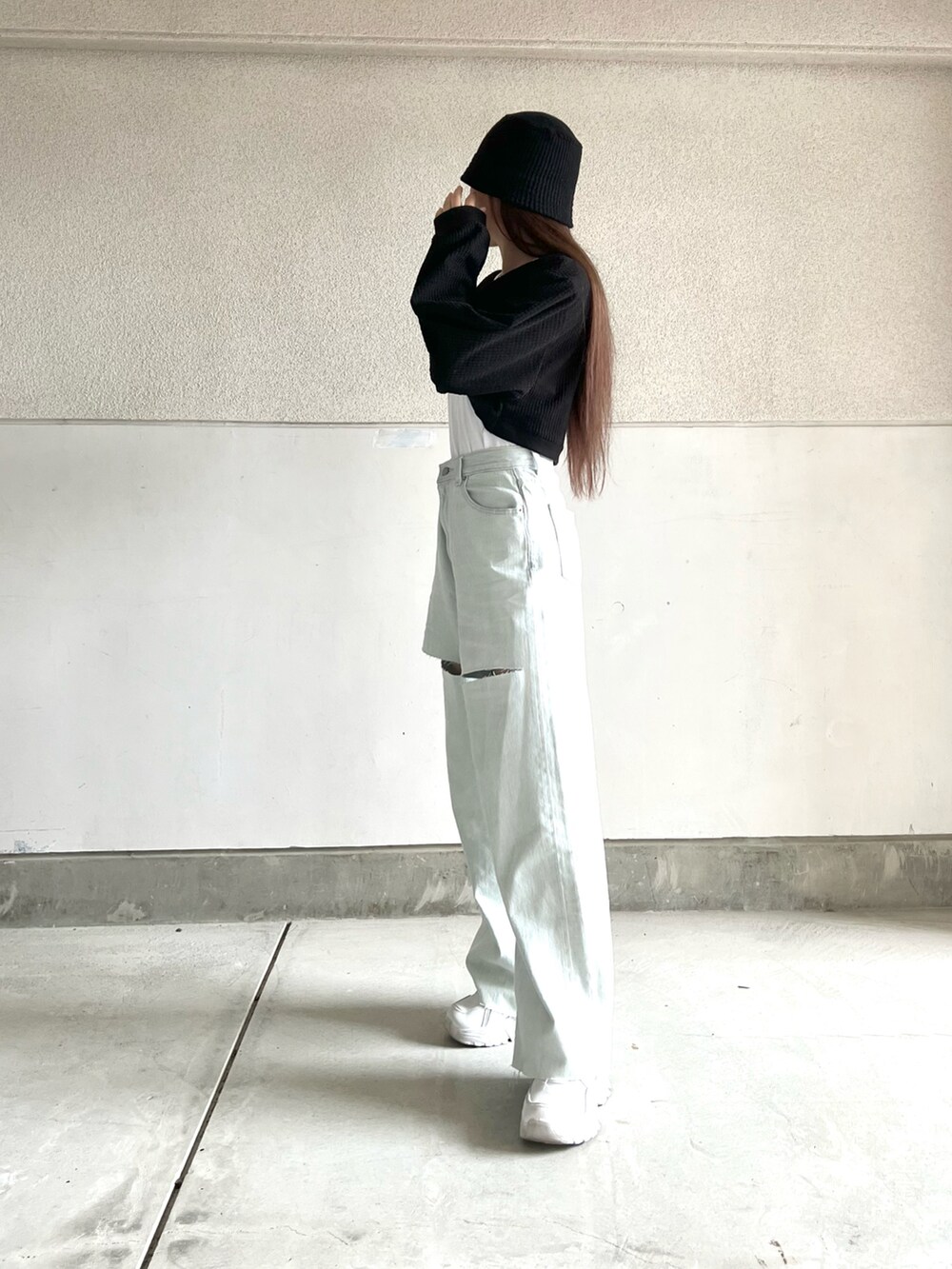 ホワイト系のTシャツ/カットソー、ブラック系のトップス、ブルー系のデニムパンツを着用したレディースの冬コーディネートの5枚目の写真