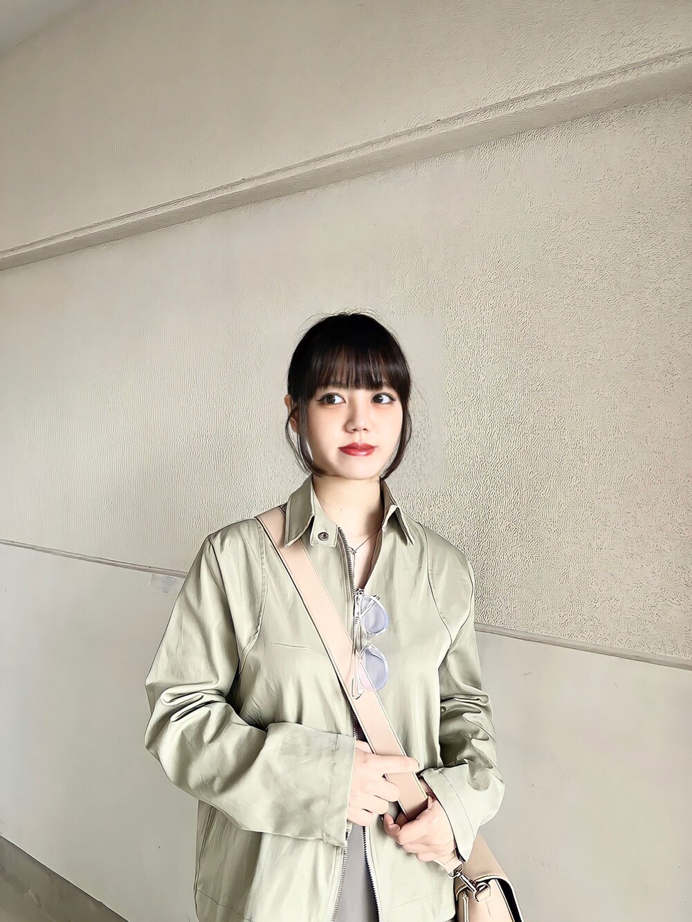 「今日のコスメと服、カジュアル、韓国ファッション、シンプル、y2k、春夏コーデ、ロングスカート、スカートスタイル、ジャケット、プチプラ、アースカラー、ショルダーバッグ、大人カジュアル、スニーカー、ストリートMIX」|「LSMRのLSMR レスモア レディース 厚底スニーカー 122220(スニーカー、イエロー系)」を使った、skmtmloさん(レディース・159cm)の春コーディネートの3枚目の写真