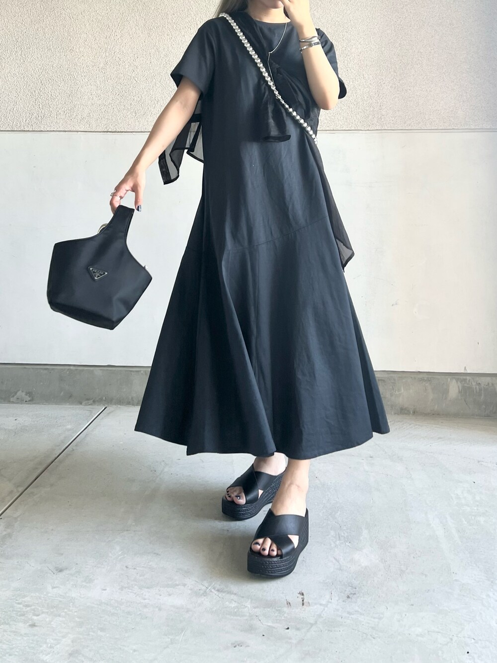 ブルー系のワンピース、ブラック系のシャツ/ブラウス、ブラック系のシューズを着用したレディースの夏コーディネートの2枚目の写真