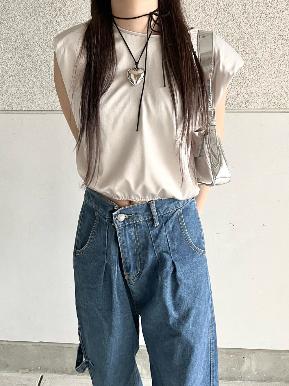 「夏のコスメと服、初夏コーデ、WEARyouthコーデ、タンクトップ、デニム、ジーンズ、韓国ファッション、厚底サンダル、サテン、チョーカー、夏コーデ、ストリート、大人カジュアル、プチプラ、フェスコーデ」｜「neosの【neos -addictive design-】ルーズシルエット バルーン デニム ペインター ワイドパンツ（デニムパンツ、ブルー系）」を使った、skmtmloさん（レディース・159cm）の春コーディネートの3枚目の写真