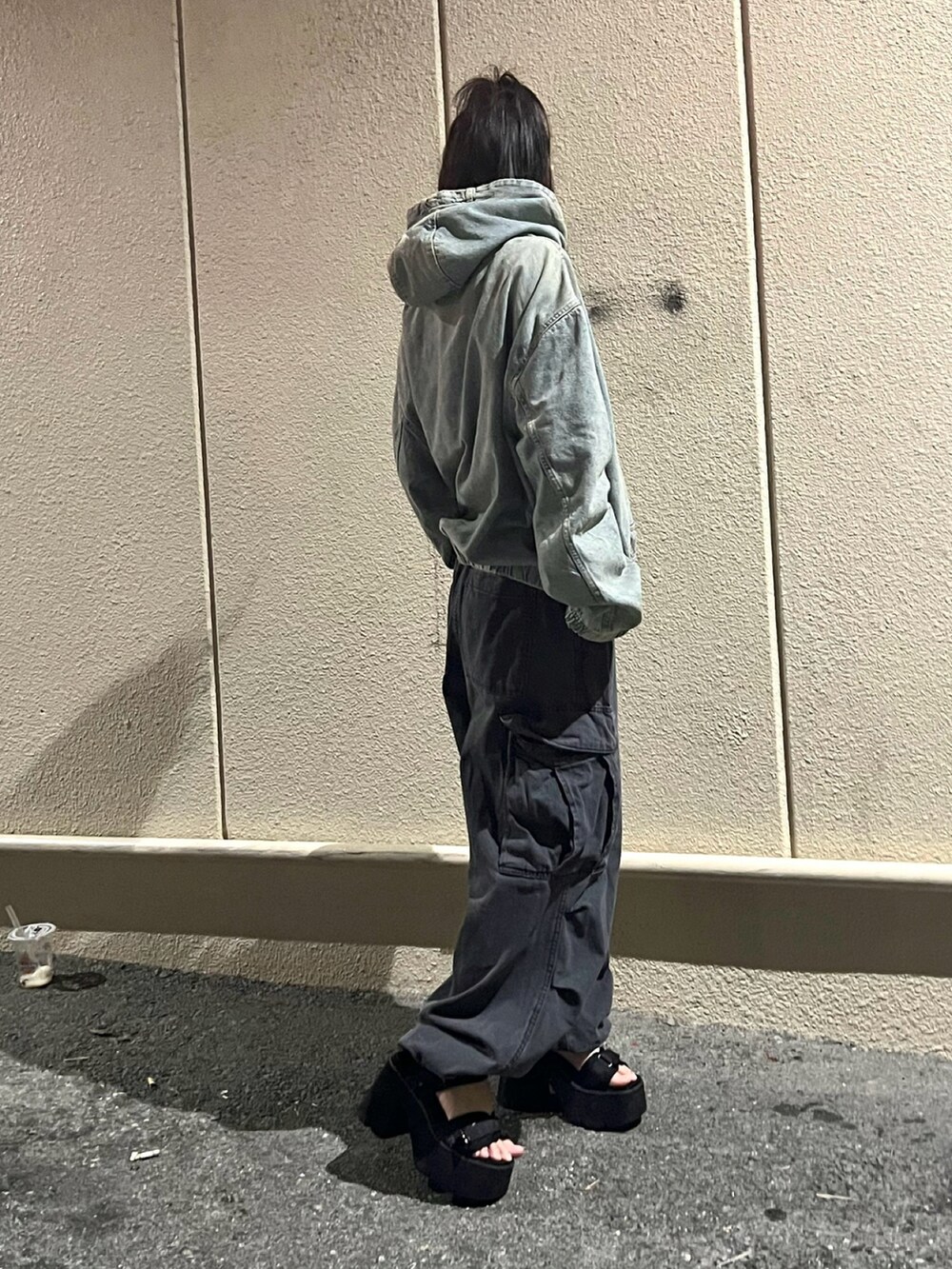 ブルー系のパーカー、グレー系のカーゴパンツ、ブラック系のサンダルを着用したレディースの秋コーディネートの5枚目の写真