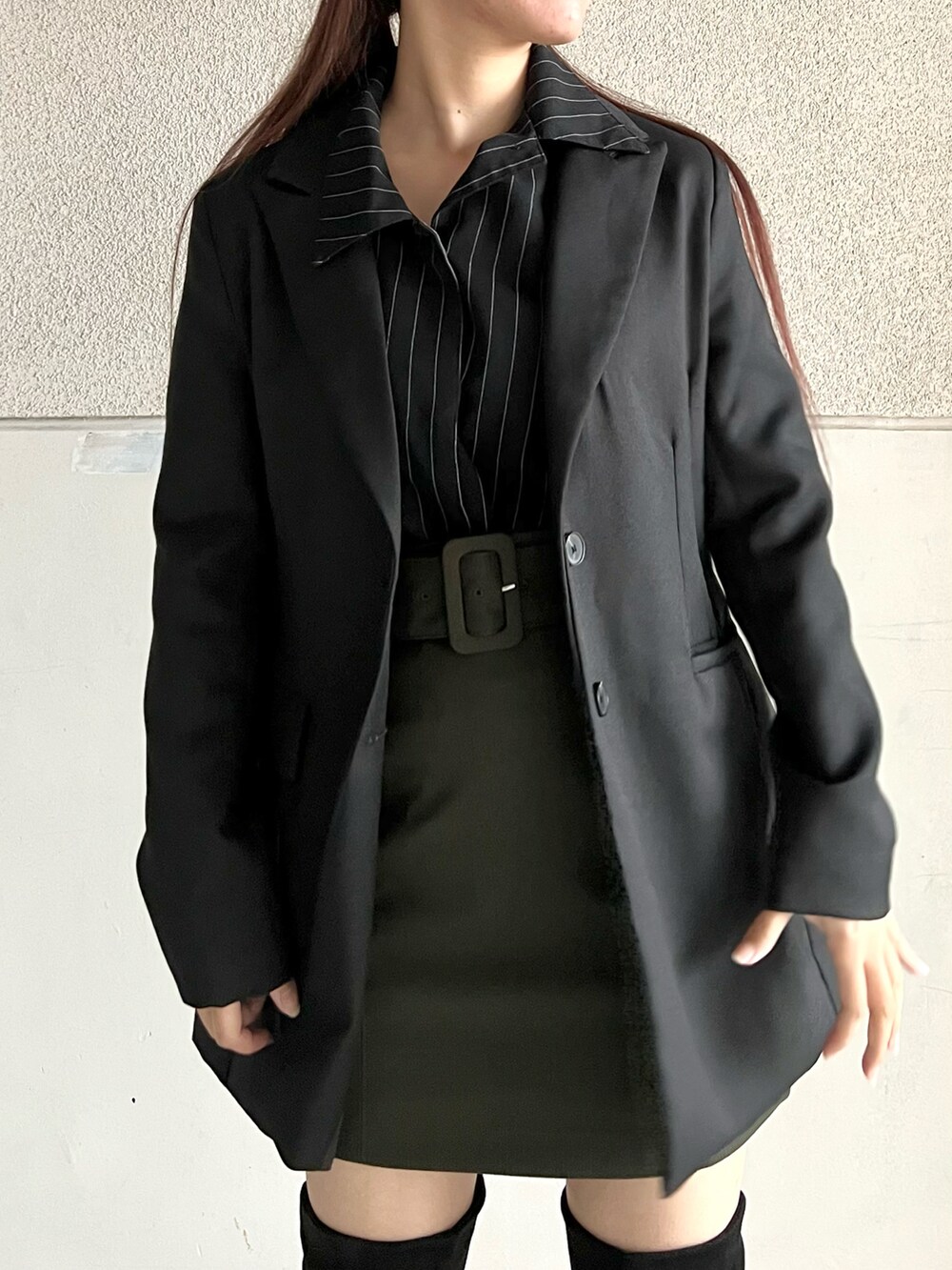 「服とコスメでなりたい自分に、今日のコーデ、休日スタイル、ブーツ、ジャケット、テーラードジャケット、ミニスカート、シャツスタイル、ロングブーツ、ワントーンコーデ、スカートスタイル、モード、きれいめカジュアル、キレイめ、韓国ファッション」｜「H&Mのアイテム（スカート、グリーン系）」を使った、skmtmloさん（レディース・159cm）の冬コーディネートの3枚目の写真