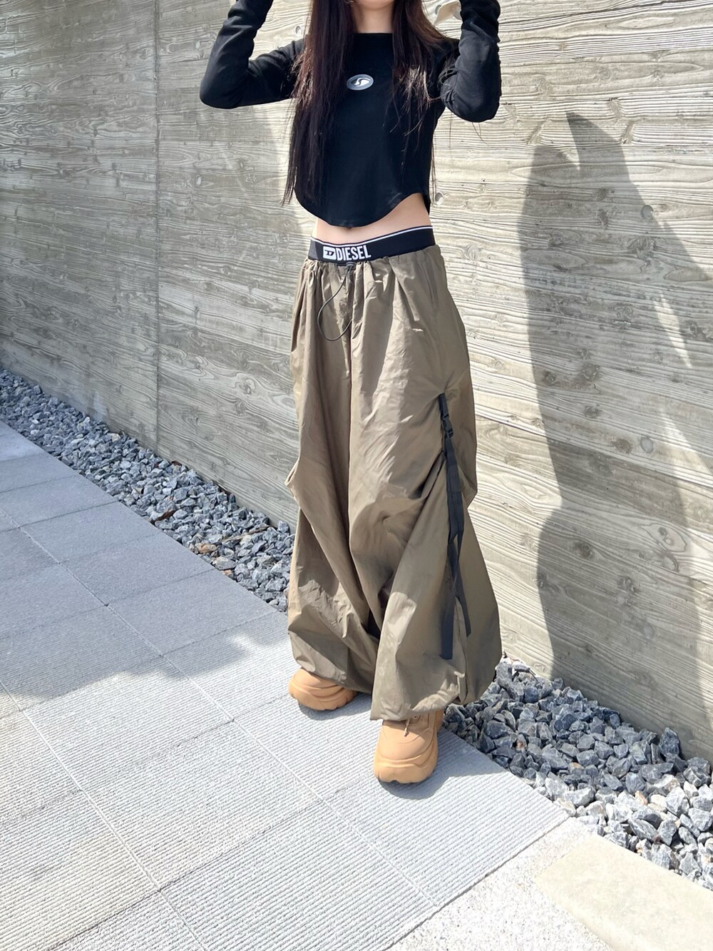 「お出かけコーデ日記、大人カジュアル、ストリート、ストリートMIX、カーキ、カーゴパンツ、ミリタリー、スポーツミックス、シンプル、ワイドパンツ、ロンT、韓国ファッション、ゆるコーデ、休日スタイル、リラックススタイル」｜「LSMRのLSMR レスモア レディース 厚底スニーカー 122220（スニーカー、イエロー系）」を使った、skmtmloさん（レディース・159cm）の春コーディネートの3枚目の写真