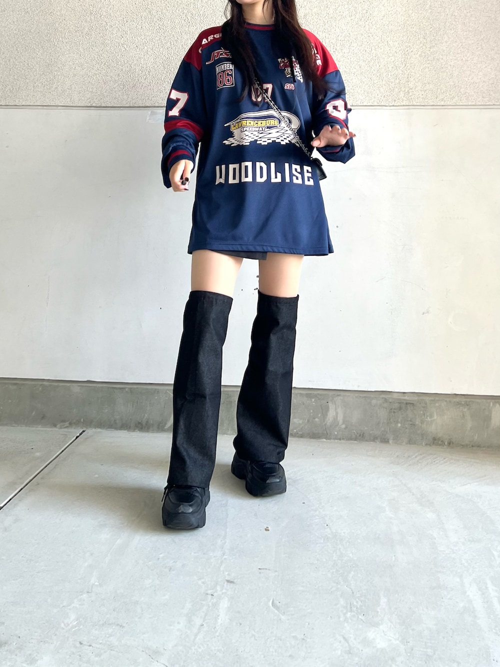 ブラック系のスニーカー、ブルー系のTシャツ/カットソー、ブラック系のレッグウォーマーを着用したレディースの春コーディネートの4枚目の写真