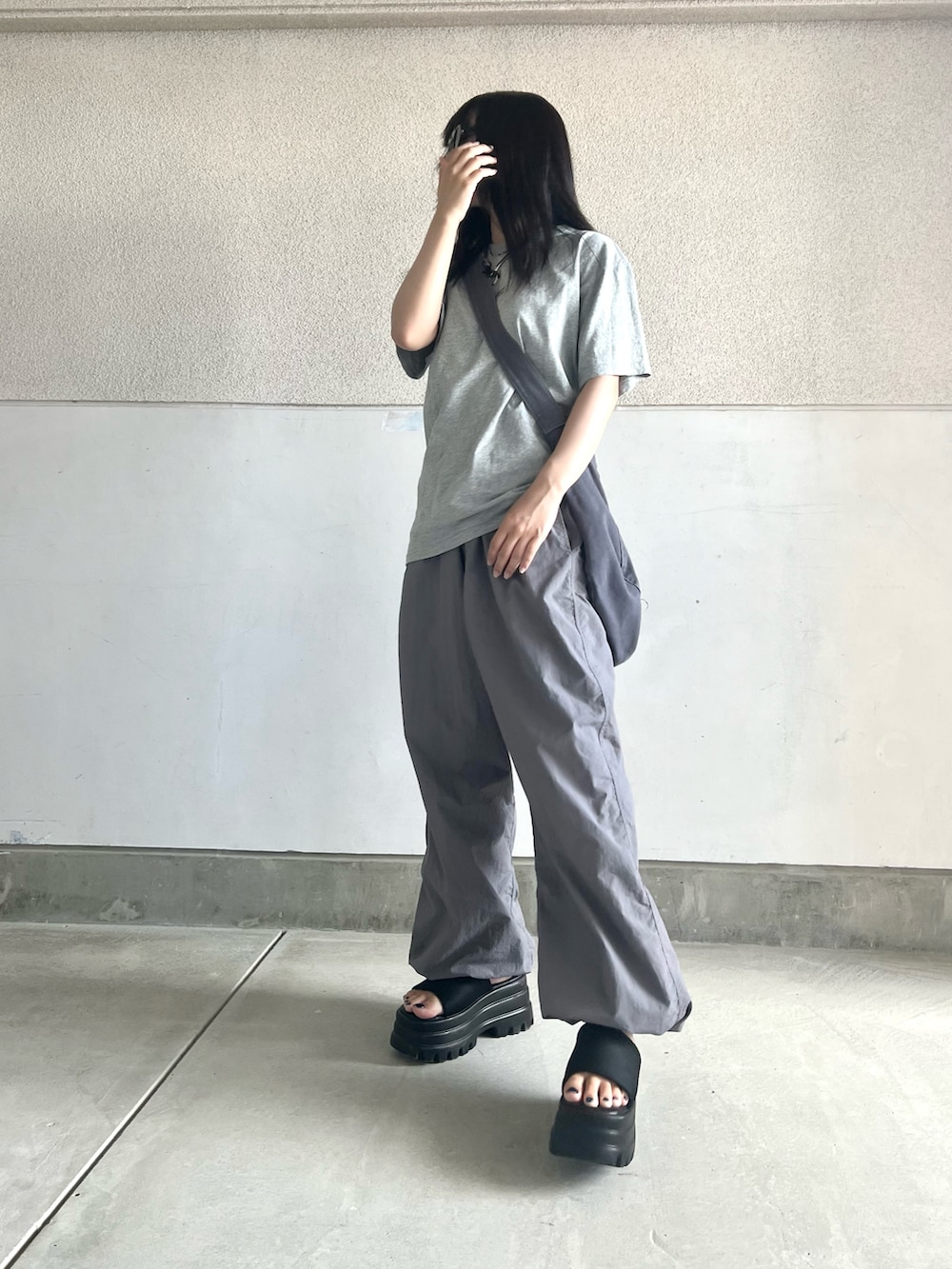 「休日コーデ、夏コーデ、シンプル、ワントーンコーデ、グレー、古着MIX、ストリート、サンダル、サングラス、メンズライク、Tシャツ、グレーコーデ、オールグレー、カジュアル、ゆるコーデ」｜「BROKEN BASEのナイロンパンツ（その他パンツ、グレー系）」を使った、skmtmloさん（レディース・159cm）の夏コーディネートの3枚目の写真