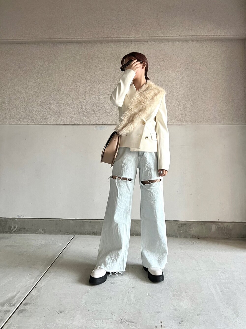 ホワイト系のシューズ、ブルー系のデニムパンツ、ホワイト系のテーラードジャケットを着用したレディースの冬コーディネートの5枚目の写真