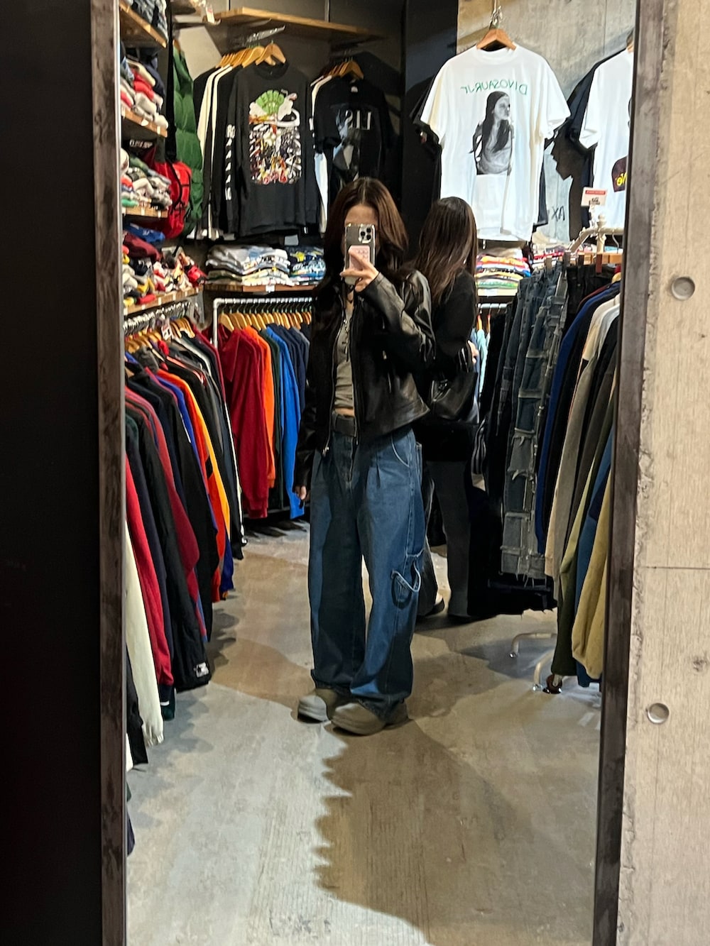 「真冬のあったかスタイル、レザージャケット、レザー、グレー、ストリート、古着MIX、古着、デニム、カーゴパンツ、カジュアル、ストリートMIX、メンズライク、韓国ファッション、シンプル、ビッグシルエット」｜「neosの【neos -addictive design-】ルーズシルエット バルーン デニム ペインター ワイドパンツ（デニムパンツ、ブルー系）」を使った、skmtmloさん（レディース・159cm）の冬コーディネートの2枚目の写真