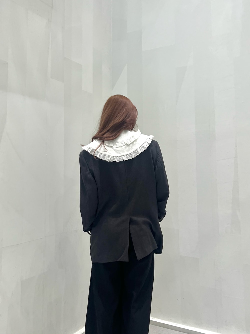 ブラック系のその他シューズ、ホワイト系のトップス、グレー系のジャケット/アウターを着用したレディースの冬コーディネートの2枚目の写真