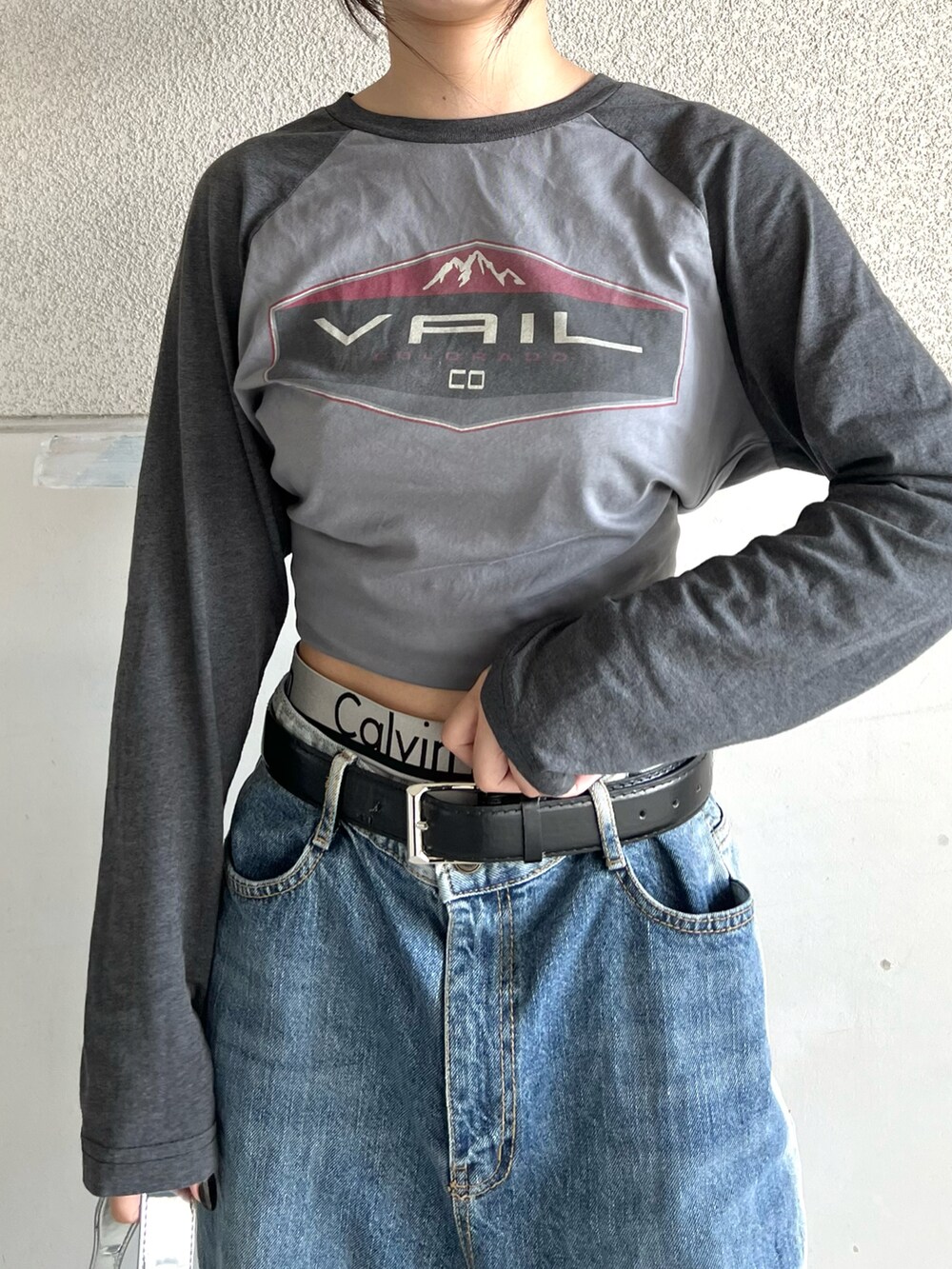 イエロー系のスニーカー、ブルー系のデニムパンツ、グレー系のトップスを着用したレディースの春コーディネートの4枚目の写真