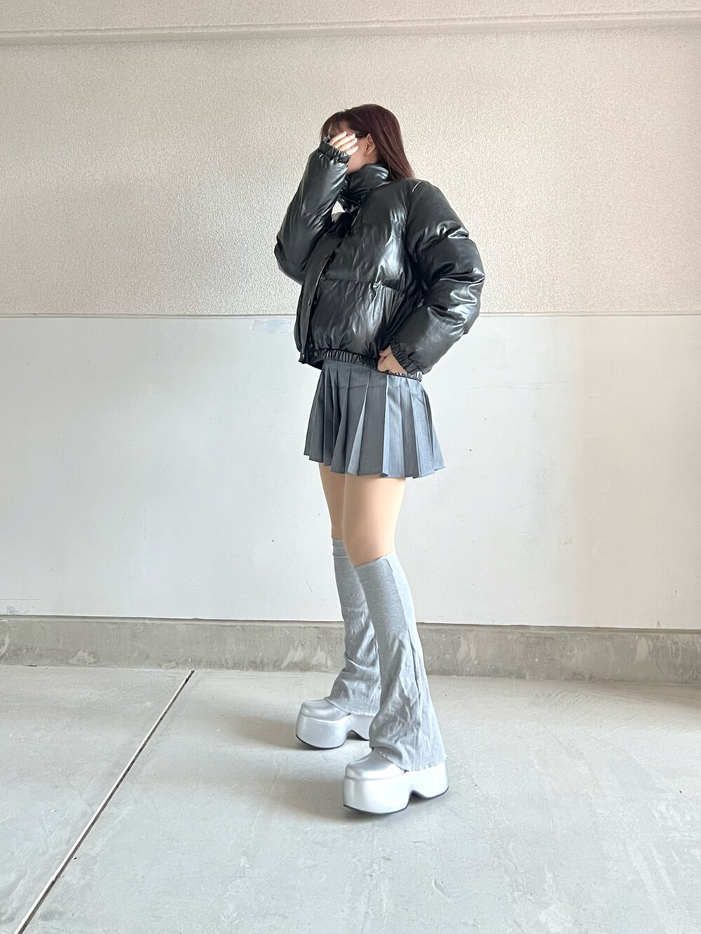 「春服デビュー宣言、プチプラ、春服、春コーデ、ダウンジャケット、プリーツスカート、グレー、レッグウォーマー、厚底シューズ、あったかコーデ、シンプル、韓国ファッション、きれいめカジュアル、スカート、スカートスタイル」｜「SHEINのアイテム（ブーツ、シルバー系）」を使った、skmtmloさん（レディース・159cm）の春コーディネートの5枚目の写真