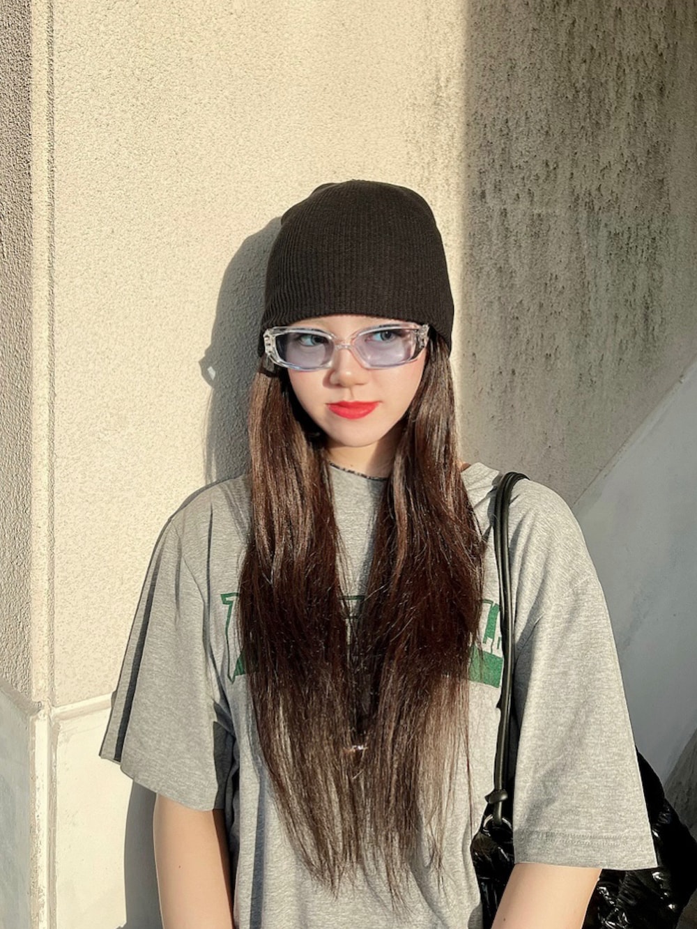 「このスタイルがお気に入り、今日のコスメと服、夏だ！Tシャツ着よう！、ビッグT、オーバーサイズ、ショートパンツ、ニット帽、レッグウォーマー、ビーニー、ストリート、ゆるコーデ、夏コーデ、ロゴT、古着MIX、メンズライク」｜「SpRayの【WEB限定】厚底スニーカー（スニーカー、ブラック系）」を使った、skmtmloさん（レディース・159cm）の夏コーディネートの2枚目の写真