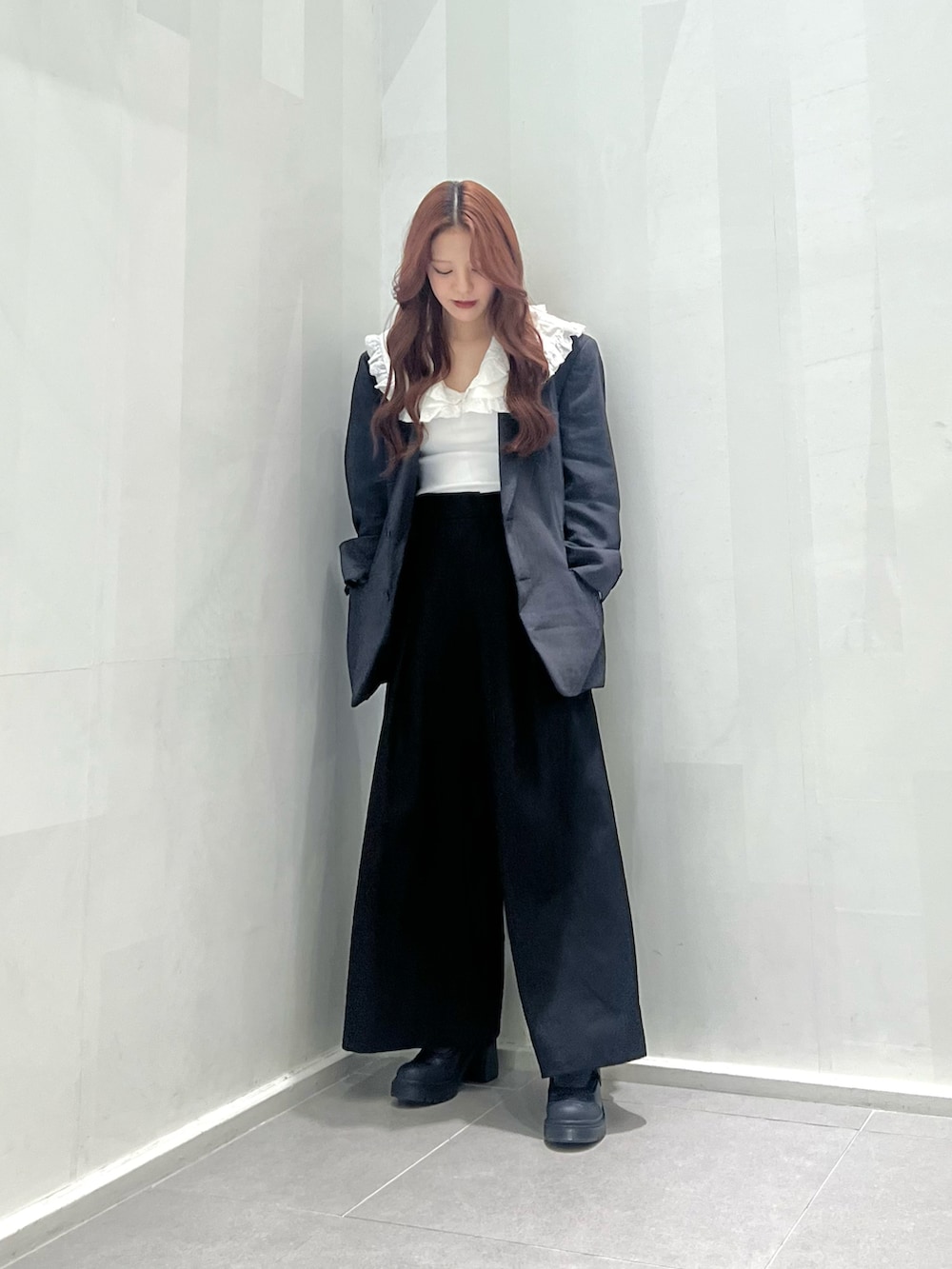 ブラック系のその他シューズ、ホワイト系のトップス、グレー系のジャケット/アウターを着用したレディースの冬コーディネートの5枚目の写真