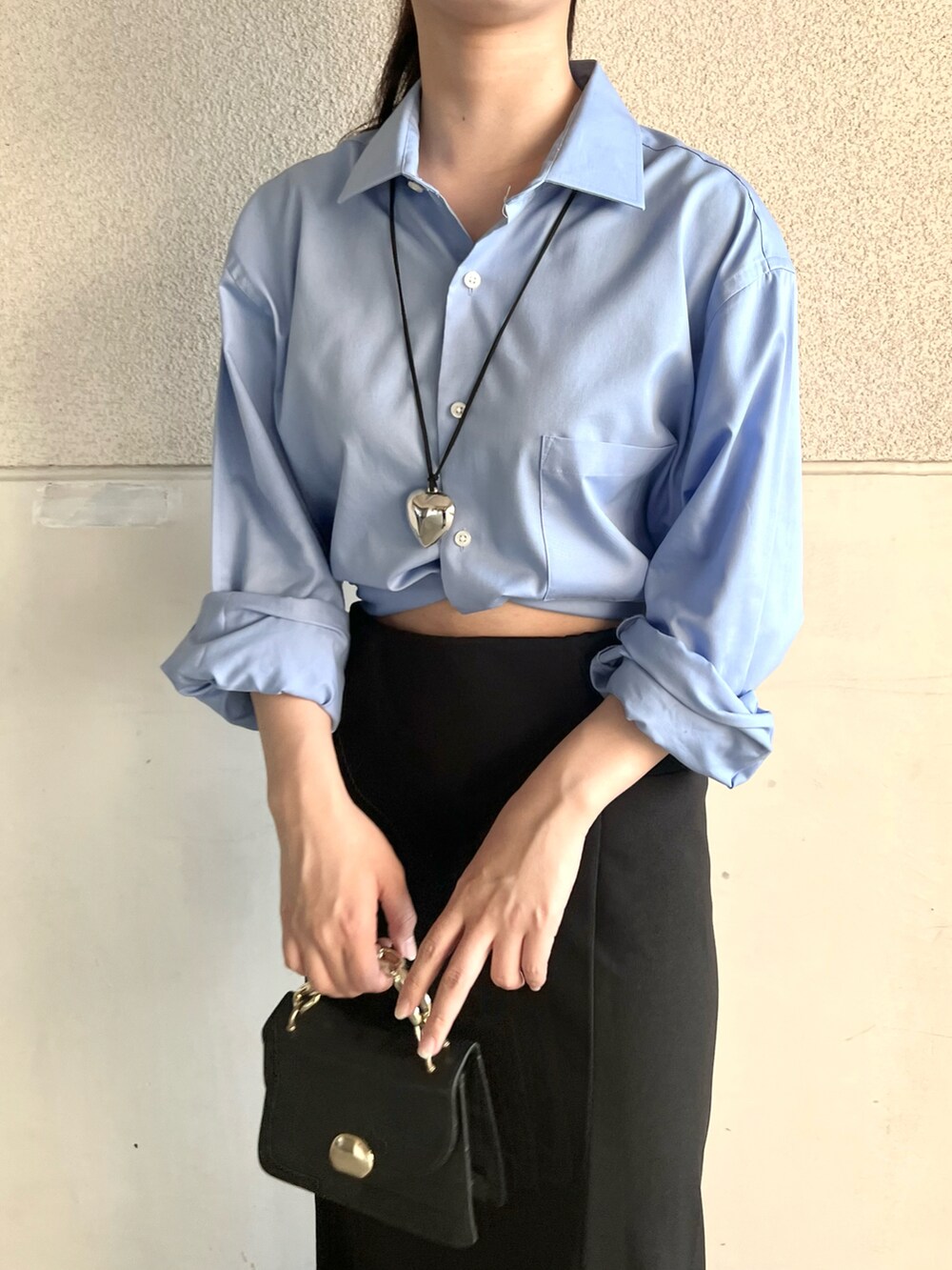 「WEARyouthコーデ、初夏コーデ、シャツスタイル、オフィスカジュアル、ロングスカート、夏のコスメと服、ブルー、カラーシャツ、シャツコーデ、シンプル、スカート、赤リップ、韓国ファッション、サンダル、ハンドバッグ」｜「banadaの【rom&nd/ロムアンド】 ゼロベルベットティント 25色 韓国コスメ（口紅/リップティント/グロス、その他）」を使った、skmtmloさん（レディース・159cm）の夏コーディネートの5枚目の写真