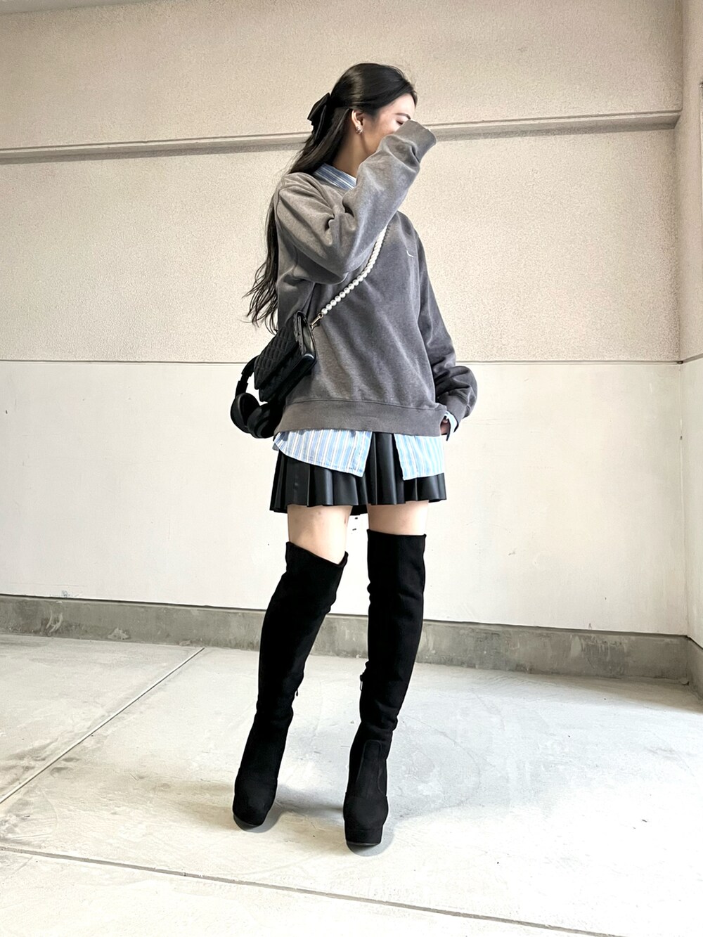 ブルー系のシャツ/ブラウス、グレー系のスウェット、ブラック系のブーツを着用したレディースの秋コーディネートの5枚目の写真