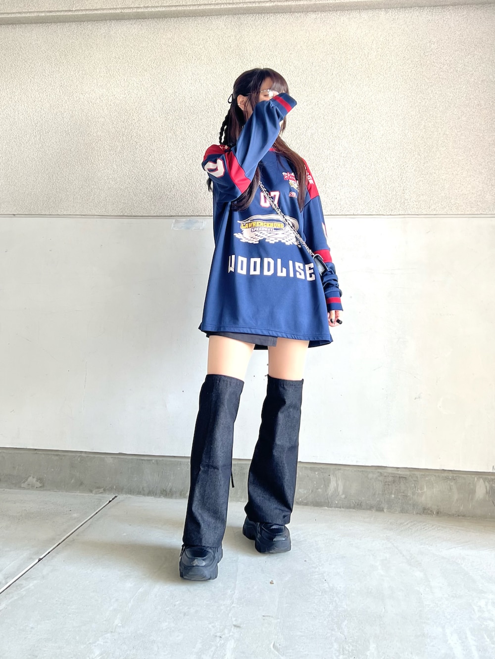 ブラック系のスニーカー、ブルー系のTシャツ/カットソー、ブラック系のレッグウォーマーを着用したレディースの春コーディネートの5枚目の写真