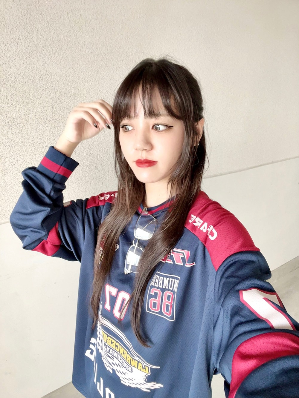 ブラック系のスニーカー、ブルー系のTシャツ/カットソー、ブラック系のレッグウォーマーを着用したレディースの春コーディネートの2枚目の写真