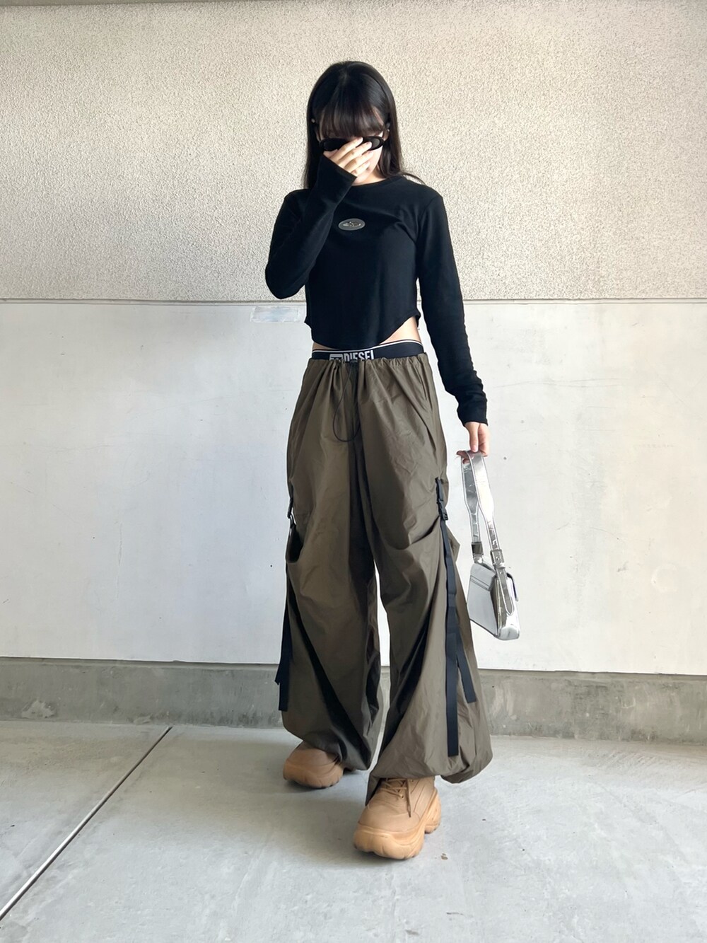 「お出かけコーデ日記、大人カジュアル、ストリート、ストリートMIX、カーキ、カーゴパンツ、ミリタリー、スポーツミックス、シンプル、ワイドパンツ、ロンT、韓国ファッション、ゆるコーデ、休日スタイル、リラックススタイル」｜「LSMRのLSMR レスモア レディース 厚底スニーカー 122220（スニーカー、イエロー系）」を使った、skmtmloさん（レディース・159cm）の春コーディネートの4枚目の写真